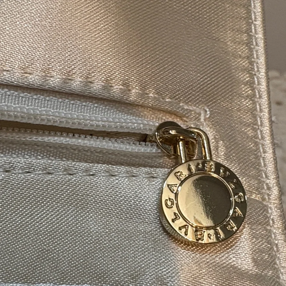 Emirates Airline Amenity Bag Elegant Cream Satin Clutch - Picture 5 of 12